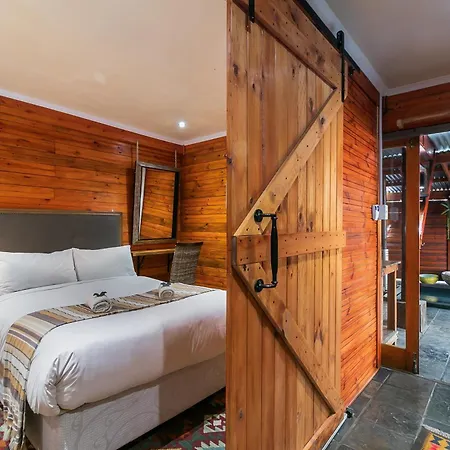 Knysna Lodge - Self Catering Unit With Woodfired Hot Tub Buitenkant foto