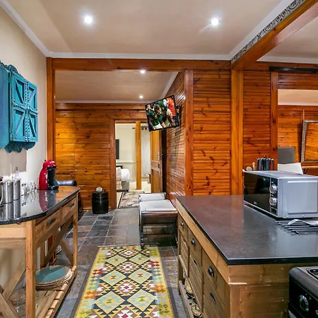 Knysna Lodge - Self Catering Unit With Woodfired Hot Tub Buitenkant foto